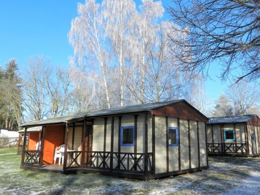 Camping Pas Cher vous présente avec son site Officiel campingpascher.fr, le Camping Du Colombier classé 3 étoiles, situé sur la commune de Loubeyrat dans le département Puy-de-dôme (Auvergne) en France. Le camping Du Colombier, vous présente un hébergement de type bungalow de 30 m² pour 4 personnes et télévision. Le camping Du Colombier vous propose du sam. 26 septembre au sam. 03 octobre 2026 pour 7 nuits à 387€. Cette location propose 62 dates différentes pour réserver votre séjour. Découvrez également les 10 autres gammes d'hébergements du camping. Les Avis clients pour le Camping Du Colombier sont excellents avec une note moyenne de 8 sur 10. Piscine chauffée, Piscine couverte, Aire de jeux enfants, Canoë-kayak, Centre équestre, Location de bateaux, Ping-pong, Pétanque, Terrain de volley-ball, Boulangerie, Restaurant, Snack/Bar, Épicerie,... En savoir plus : cliquez-ICI.