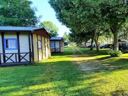 Camping Pas Cher vous présente avec son site Officiel campingpascher.fr, le Camping Du Colombier classé 3 étoiles, situé sur la commune de Loubeyrat dans le département Puy-de-dôme (Auvergne) en France. Le camping Du Colombier, vous présente un hébergement de type chalet pour 1 personne. Le camping Du Colombier vous propose du sam. 03 octobre au sam. 10 octobre 2026 pour 7 nuits à 288€. Cette location propose 7 dates différentes pour réserver votre séjour. Découvrez également les 10 autres gammes d'hébergements du camping. Les Avis clients pour le Camping Du Colombier sont excellents avec une note moyenne de 8 sur 10. Piscine chauffée, Piscine couverte, Aire de jeux enfants, Canoë-kayak, Centre équestre, Location de bateaux, Ping-pong, Pétanque, Terrain de volley-ball, Boulangerie, Restaurant, Snack/Bar, Épicerie,... En savoir plus : cliquez-ICI.