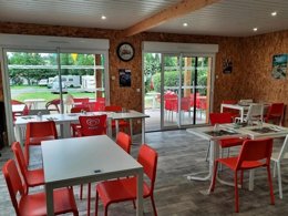 Camping Pas Cher vous présente avec son site Officiel campingpascher.fr, le Camping Du Colombier classé 3 étoiles, situé sur la commune de Loubeyrat dans le département Puy-de-dôme (Auvergne) en France. Le camping Du Colombier, vous présente un hébergement de type mobil-home de 32 m² pour 4 personnes avec climatisation et télévision. Le camping Du Colombier vous propose du sam. 04 avril au sam. 11 avril 2026 pour 7 nuits à 400.5€. Cette location propose 133 dates différentes pour réserver votre séjour. Découvrez également les 10 autres gammes d'hébergements du camping. Les Avis clients pour le Camping Du Colombier sont excellents avec une note moyenne de 8 sur 10. Piscine chauffée, Piscine couverte, Aire de jeux enfants, Canoë-kayak, Centre équestre, Location de bateaux, Ping-pong, Pétanque, Terrain de volley-ball, Boulangerie, Restaurant, Snack/Bar, Épicerie,... En savoir plus : cliquez-ICI.