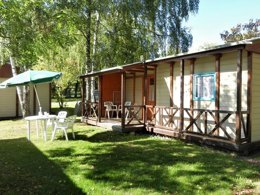 Camping Pas Cher vous présente avec son site Officiel campingpascher.fr, le Camping Du Colombier classé 3 étoiles, situé sur la commune de Loubeyrat dans le département Puy-de-dôme (Auvergne) en France. Le camping Du Colombier, vous présente un hébergement de type bungalow pour 4 personnes et télévision. Le camping Du Colombier vous propose du sam. 04 avril au sam. 11 avril 2026 pour 7 nuits à 387€. Cette location propose 139 dates différentes pour réserver votre séjour. Découvrez également les 10 autres gammes d'hébergements du camping. Les Avis clients pour le Camping Du Colombier sont excellents avec une note moyenne de 8 sur 10. Piscine chauffée, Piscine couverte, Aire de jeux enfants, Canoë-kayak, Centre équestre, Location de bateaux, Ping-pong, Pétanque, Terrain de volley-ball, Boulangerie, Restaurant, Snack/Bar, Épicerie,... En savoir plus : cliquez-ICI.