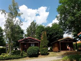 Camping Pas Cher vous présente avec son site Officiel campingpascher.fr, le Camping Du Colombier classé 3 étoiles, situé sur la commune de Loubeyrat dans le département Puy-de-dôme (Auvergne) en France. Le camping Du Colombier, vous présente un hébergement de type chalet pour 3 personnes. Le camping Du Colombier vous propose du sam. 04 avril au sam. 11 avril 2026 pour 7 nuits à 318€. Cette location propose 135 dates différentes pour réserver votre séjour. Découvrez également les 10 autres gammes d'hébergements du camping. Les Avis clients pour le Camping Du Colombier sont excellents avec une note moyenne de 8 sur 10. Piscine chauffée, Piscine couverte, Aire de jeux enfants, Canoë-kayak, Centre équestre, Location de bateaux, Ping-pong, Pétanque, Terrain de volley-ball, Boulangerie, Restaurant, Snack/Bar, Épicerie,... En savoir plus : cliquez-ICI.