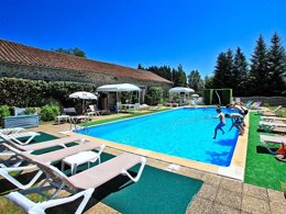 Camping Pas Cher vous présente avec son site Officiel campingpascher.fr, le Camping Du Chateau De Leychoisier classé 5 étoiles, situé sur la commune de Bonnac La Cote dans le département Haute-vienne (Limousin) en France. Le camping Du Chateau De Leychoisier vous propose un hébergement de type chalet. L'établissement vous propose un autre type d'hébergement. Découvrez tous nos séjours à petits prix dans la commune et aux alentours de Bonnac La Cote du département : Haute-vienne (Limousin). Les Avis clients pour le Camping Du Chateau De Leychoisier sont excellents avec une note moyenne de 8 sur 10. Piscine extérieure, Animations familiales, Baby-foot, Canoë-kayak, Centre équestre, Court de tennis, Cyclisme, Golf, Ping-pong, Piscine, Pétanque, Randonnée, Snack/Bar, Supermarché, Épicerie,... En savoir plus : cliquez-ICI.