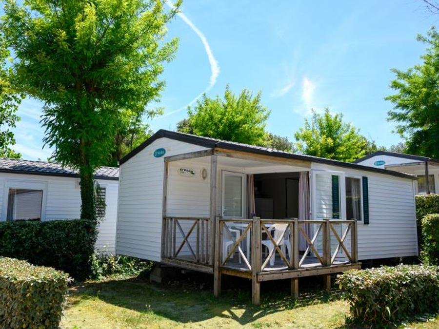 Camping Pas Cher vous présente avec son site Officiel campingpascher.fr, le Camping Les Gros Joncs classé 5 étoiles, situé sur la commune de Saint Georges D'oléron dans le département Charente-maritime (Poitou Charentes) en France. Le camping Les Gros Joncs, vous présente un hébergement de type mobil-home de 33 m² pour 1 personne et télévision. Le camping Les Gros Joncs vous propose du vendredi 05 juin au vendredi 12 juin 2026 avec un DÉPART DEMAIN pour 7 nuits à 556.8€. Cette location propose 29 dates différentes pour réserver votre séjour. Découvrez également les 15 autres gammes d'hébergements du camping. Les Avis clients pour le Camping Les Gros Joncs sont de 7 sur 10. Mer, Parc aquatique, Piscine couverte, Piscine extérieure, Club enfants, Aire de jeux enfants, Ping-pong, Pétanque, Bar, Boulangerie, Plats à emporter, Snack/Bar, Épicerie,... En savoir plus : cliquez-ICI.