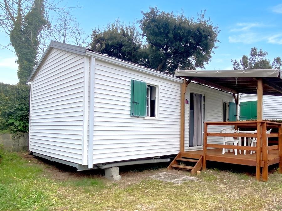 Camping Pas Cher vous présente avec son site Officiel campingpascher.fr, le Camping Les Gros Joncs classé 5 étoiles, situé sur la commune de Saint Georges D'oléron dans le département Charente-maritime (Poitou Charentes) en France. Le camping Les Gros Joncs, vous présente un hébergement de type mobil-home de 30 m² et télévision. Le camping Les Gros Joncs vous propose du sam. 13 juin au sam. 20 juin 2026 avec une PROMO de DERNIÈRE MINUTE, en promotion à -23% pour 7 nuits à 289 € au lieu de 380,0 € soit une Économie de 91 €. Cette location propose 15 dates différentes pour réserver votre séjour. Découvrez également les 16 autres gammes d'hébergements du camping. Les Avis clients pour le Camping Les Gros Joncs sont de 7 sur 10. Mer, Parc aquatique, Piscine couverte, Piscine extérieure, Club enfants, Aire de jeux enfants, Canoë-kayak, Centre équestre, Court de tennis, Cyclisme, Ping-pong, Pétanque, Bar, Boulangerie, Dépôt de pain, Plats à emporter, Restaurant, Snack/Bar, Épicerie,... En savoir plus : cliquez-ICI.
