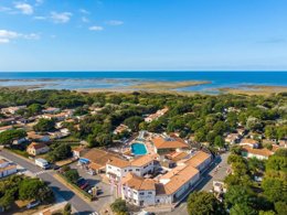Camping Pas Cher vous présente avec son site Officiel campingpascher.fr, le Camping Les Gros Joncs classé 5 étoiles, situé sur la commune de Saint Georges D'oléron dans le département Charente-maritime (Poitou Charentes) en France. Le camping Les Gros Joncs vous propose un hébergement de type mobil-home de 27 m² (télévision). L'établissement vous propose 10 autres types d'hébergements. Découvrez tous nos séjours à petits prix dans la commune et aux alentours de Saint Georges D'oléron du département : Charente-maritime (Poitou Charentes). Les Avis clients pour le Camping Les Gros Joncs sont de 7 sur 10. Mer, Parc aquatique, Piscine couverte, Piscine extérieure, Club enfants, Aire de jeux enfants, Ping-pong, Pétanque, Bar, Boulangerie, Plats à emporter, Snack/Bar, Épicerie,... En savoir plus : cliquez-ICI.