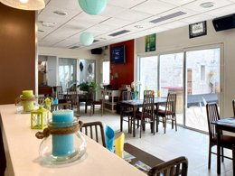 Camping Pas Cher vous présente avec son site Officiel campingpascher.fr, le Camping Les Gros Joncs classé 5 étoiles, situé sur la commune de Saint Georges D'oléron dans le département Charente-maritime (Poitou Charentes) en France. Le camping Les Gros Joncs, vous présente un hébergement de type mobil-home de 27 m² et télévision. Le camping Les Gros Joncs vous propose du sam. 04 avril au sam. 11 avril 2026 pour 7 nuits à 513.6€. Cette location propose 117 dates différentes pour réserver votre séjour. Découvrez également les 13 autres gammes d'hébergements du camping. Les Avis clients pour le Camping Les Gros Joncs sont de 7 sur 10. Mer, Parc aquatique, Piscine couverte, Piscine extérieure, Club enfants, Aire de jeux enfants, Ping-pong, Pétanque, Bar, Boulangerie, Plats à emporter, Snack/Bar, Épicerie,... En savoir plus : cliquez-ICI.