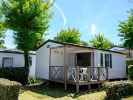 Camping Pas Cher vous présente avec son site Officiel campingpascher.fr, le Camping Les Gros Joncs classé 5 étoiles, situé sur la commune de Saint Georges D'oléron dans le département Charente-maritime (Poitou Charentes) en France. Le camping Les Gros Joncs, vous présente un hébergement de type mobil-home de 33 m² pour 1 personne et télévision. Le camping Les Gros Joncs vous propose du sam. 04 avril au sam. 11 avril 2026 pour 7 nuits à 556.8€. Cette location propose 112 dates différentes pour réserver votre séjour. Découvrez également les 13 autres gammes d'hébergements du camping. Les Avis clients pour le Camping Les Gros Joncs sont de 7 sur 10. Mer, Parc aquatique, Piscine couverte, Piscine extérieure, Club enfants, Aire de jeux enfants, Ping-pong, Pétanque, Bar, Boulangerie, Plats à emporter, Snack/Bar, Épicerie,... En savoir plus : cliquez-ICI.