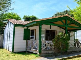 Camping Pas Cher vous présente avec son site Officiel campingpascher.fr, le Camping Les Gros Joncs classé 5 étoiles, situé sur la commune de Saint Georges D'oléron dans le département Charente-maritime (Poitou Charentes) en France. Le camping Les Gros Joncs, vous présente un hébergement de type chalet de 35 m² pour 1 personne et télévision. Le camping Les Gros Joncs vous propose du sam. 04 avril au sam. 11 avril 2026 pour 7 nuits à 534€. Cette location propose 118 dates différentes pour réserver votre séjour. Découvrez également les 13 autres gammes d'hébergements du camping. Les Avis clients pour le Camping Les Gros Joncs sont de 7 sur 10. Mer, Parc aquatique, Piscine couverte, Piscine extérieure, Club enfants, Aire de jeux enfants, Ping-pong, Pétanque, Bar, Boulangerie, Plats à emporter, Snack/Bar, Épicerie,... En savoir plus : cliquez-ICI.