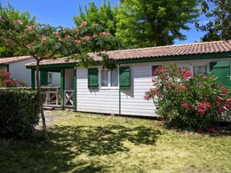 Camping Pas Cher vous présente avec son site Officiel campingpascher.fr, le Camping Les Gros Joncs classé 5 étoiles, situé sur la commune de Saint Georges D'oléron dans le département Charente-maritime (Poitou Charentes) en France. Le camping Les Gros Joncs, vous présente un hébergement de type mobil-home de 46 m² pour 1 personne et télévision. Le camping Les Gros Joncs vous propose du sam. 04 avril au sam. 11 avril 2026 pour 7 nuits à 591.6€. Cette location propose 111 dates différentes pour réserver votre séjour. Découvrez également les 13 autres gammes d'hébergements du camping. Les Avis clients pour le Camping Les Gros Joncs sont de 7 sur 10. Mer, Parc aquatique, Piscine couverte, Piscine extérieure, Club enfants, Aire de jeux enfants, Ping-pong, Pétanque, Bar, Boulangerie, Plats à emporter, Snack/Bar, Épicerie,... En savoir plus : cliquez-ICI.