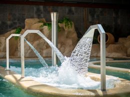 Camping Pas Cher vous présente avec son site Officiel campingpascher.fr, le Camping Les Gros Joncs classé 5 étoiles, situé sur la commune de Saint Georges D'oléron dans le département Charente-maritime (Poitou Charentes) en France. Le camping Les Gros Joncs, vous présente un hébergement de type mobil-home de 26 m² et télévision. Le camping Les Gros Joncs vous propose du sam. 04 avril au sam. 11 avril 2026 pour 7 nuits à 513.6€. Cette location propose 133 dates différentes pour réserver votre séjour. Découvrez également les 13 autres gammes d'hébergements du camping. Les Avis clients pour le Camping Les Gros Joncs sont de 7 sur 10. Mer, Parc aquatique, Piscine couverte, Piscine extérieure, Club enfants, Aire de jeux enfants, Ping-pong, Pétanque, Bar, Boulangerie, Plats à emporter, Snack/Bar, Épicerie,... En savoir plus : cliquez-ICI.