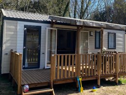 Camping Pas Cher vous présente avec son site Officiel campingpascher.fr, le Camping Les Gros Joncs classé 5 étoiles, situé sur la commune de Saint Georges D'oléron dans le département Charente-maritime (Poitou Charentes) en France. Le camping Les Gros Joncs, vous présente un hébergement de type mobil-home de 35 m² pour 6 personnes et télévision. Le camping Les Gros Joncs vous propose du sam. 04 avril au sam. 11 avril 2026 pour 7 nuits à 631.2€. Cette location propose 111 dates différentes pour réserver votre séjour. Découvrez également les 13 autres gammes d'hébergements du camping. Les Avis clients pour le Camping Les Gros Joncs sont de 7 sur 10. Mer, Parc aquatique, Piscine couverte, Piscine extérieure, Club enfants, Aire de jeux enfants, Ping-pong, Pétanque, Bar, Boulangerie, Plats à emporter, Snack/Bar, Épicerie,... En savoir plus : cliquez-ICI.