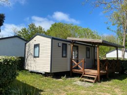 Camping Pas Cher vous présente avec son site Officiel campingpascher.fr, le Camping Les Gros Joncs classé 5 étoiles, situé sur la commune de Saint Georges D'oléron dans le département Charente-maritime (Poitou Charentes) en France. Le camping Les Gros Joncs, vous présente un hébergement de type mobil-home de 24 m² et télévision. Le camping Les Gros Joncs vous propose du sam. 29 août au sam. 05 septembre 2026 pour 7 nuits à 504€. Cette location propose 118 dates différentes pour réserver votre séjour. Découvrez également les 13 autres gammes d'hébergements du camping. Les Avis clients pour le Camping Les Gros Joncs sont de 7 sur 10. Mer, Parc aquatique, Piscine couverte, Piscine extérieure, Club enfants, Aire de jeux enfants, Ping-pong, Pétanque, Bar, Boulangerie, Plats à emporter, Snack/Bar, Épicerie,... En savoir plus : cliquez-ICI.