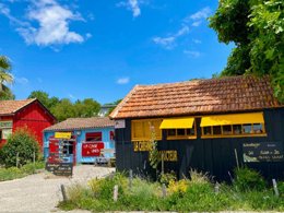 Camping Pas Cher vous présente avec son site Officiel campingpascher.fr, le Camping Les Gros Joncs classé 5 étoiles, situé sur la commune de Saint Georges D'oléron dans le département Charente-maritime (Poitou Charentes) en France. Le camping Les Gros Joncs, vous présente un hébergement de type chalet de 32 m² pour 1 personne et télévision. Le camping Les Gros Joncs vous propose du sam. 04 avril au sam. 11 avril 2026 pour 7 nuits à 548.4€. Cette location propose 113 dates différentes pour réserver votre séjour. Découvrez également les 13 autres gammes d'hébergements du camping. Les Avis clients pour le Camping Les Gros Joncs sont de 7 sur 10. Mer, Parc aquatique, Piscine couverte, Piscine extérieure, Club enfants, Aire de jeux enfants, Ping-pong, Pétanque, Bar, Boulangerie, Plats à emporter, Snack/Bar, Épicerie,... En savoir plus : cliquez-ICI.