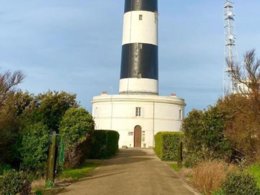 Camping Pas Cher vous présente avec son site Officiel campingpascher.fr, le Camping Les Gros Joncs classé 5 étoiles, situé sur la commune de Saint Georges D'oléron dans le département Charente-maritime (Poitou Charentes) en France. Le camping Les Gros Joncs, vous présente un hébergement de type mobil-home de 29 m² et télévision. Le camping Les Gros Joncs vous propose du sam. 04 avril au sam. 11 avril 2026 pour 7 nuits à 574.8€. Cette location propose 112 dates différentes pour réserver votre séjour. Découvrez également les 13 autres gammes d'hébergements du camping. Les Avis clients pour le Camping Les Gros Joncs sont de 7 sur 10. Mer, Parc aquatique, Piscine couverte, Piscine extérieure, Club enfants, Aire de jeux enfants, Ping-pong, Pétanque, Bar, Boulangerie, Plats à emporter, Snack/Bar, Épicerie,... En savoir plus : cliquez-ICI.