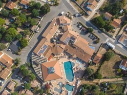 Camping Pas Cher vous présente avec son site Officiel campingpascher.fr, le Camping Les Gros Joncs classé 5 étoiles, situé sur la commune de Saint Georges D'oléron dans le département Charente-maritime (Poitou Charentes) en France. Le camping Les Gros Joncs, vous présente un hébergement de type mobil-home de 24 m² et télévision. Le camping Les Gros Joncs vous propose du sam. 29 août au sam. 05 septembre 2026 pour 7 nuits à 504€. Cette location propose 118 dates différentes pour réserver votre séjour. Découvrez également les 13 autres gammes d'hébergements du camping. Les Avis clients pour le Camping Les Gros Joncs sont de 7 sur 10. Mer, Parc aquatique, Piscine couverte, Piscine extérieure, Club enfants, Aire de jeux enfants, Ping-pong, Pétanque, Bar, Boulangerie, Plats à emporter, Snack/Bar, Épicerie,... En savoir plus : cliquez-ICI.