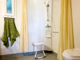 Camping Pas Cher vous présente avec son site Officiel campingpascher.fr, le Camping Les Gros Joncs classé 5 étoiles, situé sur la commune de Saint Georges D'oléron dans le département Charente-maritime (Poitou Charentes) en France. Le camping Les Gros Joncs, vous présente un hébergement de type mobil-home de 35 m² pour 6 personnes et télévision. Le camping Les Gros Joncs vous propose du sam. 04 avril au sam. 11 avril 2026 pour 7 nuits à 631.2€. Cette location propose 111 dates différentes pour réserver votre séjour. Découvrez également les 13 autres gammes d'hébergements du camping. Les Avis clients pour le Camping Les Gros Joncs sont de 7 sur 10. Mer, Parc aquatique, Piscine couverte, Piscine extérieure, Club enfants, Aire de jeux enfants, Ping-pong, Pétanque, Bar, Boulangerie, Plats à emporter, Snack/Bar, Épicerie,... En savoir plus : cliquez-ICI.