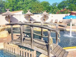 Camping Pas Cher vous présente avec son site Officiel campingpascher.fr, le Camping Les Gros Joncs classé 5 étoiles, situé sur la commune de Saint Georges D'oléron dans le département Charente-maritime (Poitou Charentes) en France. Le camping Les Gros Joncs, vous présente un hébergement de type chalet de 35 m² pour 1 personne et télévision. Le camping Les Gros Joncs vous propose du sam. 04 avril au sam. 11 avril 2026 pour 7 nuits à 534€. Cette location propose 118 dates différentes pour réserver votre séjour. Découvrez également les 13 autres gammes d'hébergements du camping. Les Avis clients pour le Camping Les Gros Joncs sont de 7 sur 10. Mer, Parc aquatique, Piscine couverte, Piscine extérieure, Club enfants, Aire de jeux enfants, Ping-pong, Pétanque, Bar, Boulangerie, Plats à emporter, Snack/Bar, Épicerie,... En savoir plus : cliquez-ICI.