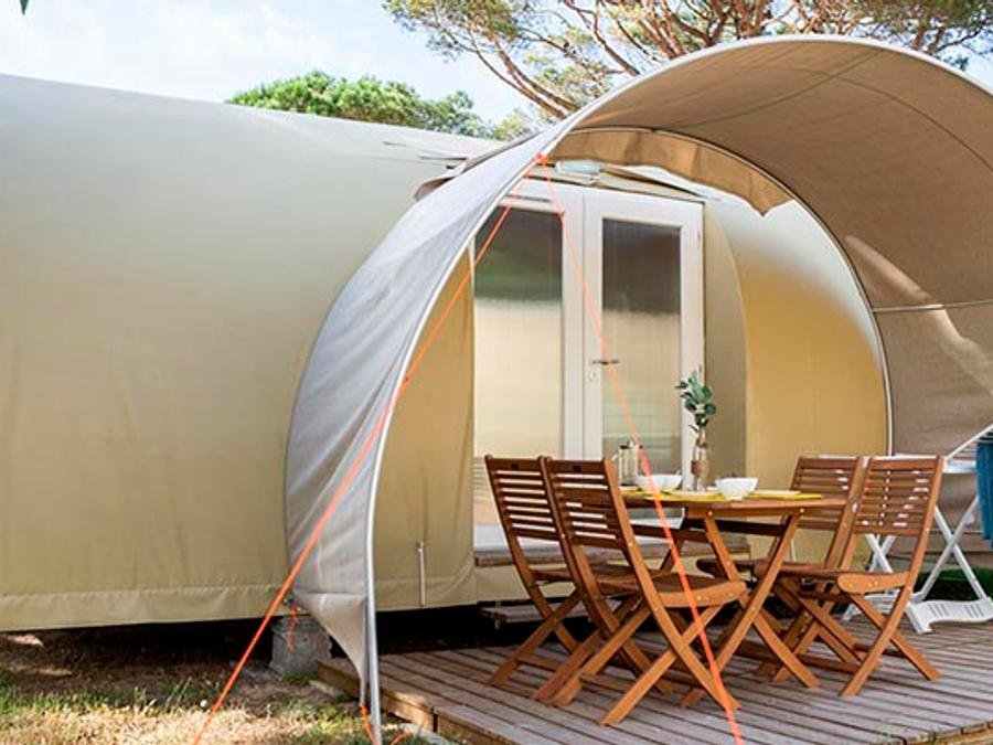 Camping Pas Cher vous présente avec son site Officiel campingpascher.fr, le Camping Les Sables Vignier Plage classé 3 étoiles, situé sur la commune de Saint Georges D'oléron dans le département Charente-maritime (Poitou Charentes) en France. Le camping Les Sables Vignier Plage, vous présente un hébergement de type tente en toile et bois de 16 m². Le camping Les Sables Vignier Plage vous propose du vendredi 25 septembre au vendredi 02 octobre 2026 pour 7 nuits à 237€. Cette location propose 57 dates différentes pour réserver votre séjour. Découvrez également les 9 autres gammes d'hébergements du camping. Les Avis clients pour le Camping Les Sables Vignier Plage sont excellents avec une note moyenne de 10 sur 10. Mer, Piscine couverte, Piscine extérieure, Animations familiales, Club enfants, Aire de jeux enfants, Baby-foot, Canoë-kayak, Centre équestre, Flipper, Ping-pong, Piscine, Pétanque, Randonnée, Salle de jeux vidéo, Surf, Terrain de football, Terrain multisports, Bar, Snack/Bar, Supermarché, Épicerie,... En savoir plus : cliquez-ICI.