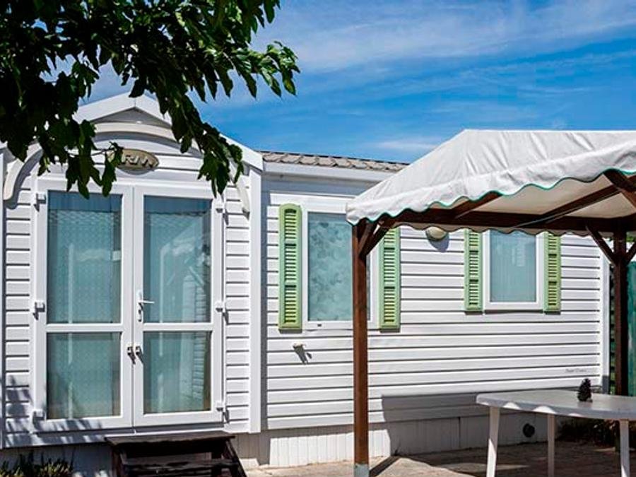 Camping Pas Cher vous présente avec son site Officiel campingpascher.fr, le Camping Les Sables Vignier Plage classé 3 étoiles, situé sur la commune de Saint Georges D'oléron dans le département Charente-maritime (Poitou Charentes) en France. Le camping Les Sables Vignier Plage vous propose un hébergement de type mobil-home de 29 m² (télévision). L'établissement vous propose 9 autres types d'hébergements. Découvrez tous nos séjours à petits prix dans la commune et aux alentours de Saint Georges D'oléron du département : Charente-maritime (Poitou Charentes). Les Avis clients pour le Camping Les Sables Vignier Plage sont excellents avec une note moyenne de 10 sur 10. Mer, Piscine couverte, Piscine extérieure, Animations familiales, Club enfants, Aire de jeux enfants, Baby-foot, Canoë-kayak, Centre équestre, Flipper, Ping-pong, Piscine, Pétanque, Randonnée, Salle de jeux vidéo, Surf, Terrain de football, Terrain multisports, Bar, Snack/Bar, Supermarché, Épicerie,... En savoir plus : cliquez-ICI.
