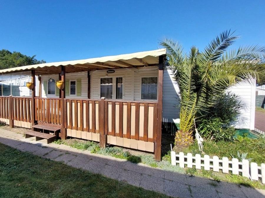 Camping Pas Cher vous présente avec son site Officiel campingpascher.fr, le Camping Les Sables Vignier Plage classé 2 étoiles, situé sur la commune de Saint Georges D'oléron dans le département Charente-maritime (Poitou Charentes) en France. Le camping Les Sables Vignier Plage, vous présente un hébergement de type mobil-home de 37 m² pour 6 personnes et télévision. Le camping Les Sables Vignier Plage vous propose du vendredi 25 septembre au vendredi 02 octobre 2026 pour 7 nuits à 440€. Cette location propose 65 dates différentes pour réserver votre séjour. Découvrez également les 20 autres gammes d'hébergements du camping. Les Avis clients pour le Camping Les Sables Vignier Plage sont excellents avec une note moyenne de 10 sur 10. Mer, Piscine extérieure, Animations familiales, Club enfants, Aire de jeux enfants, Cyclisme, Pétanque, Randonnée, Bar, Plats à emporter, Restaurant, Snack/Bar, Supermarché, Épicerie,... En savoir plus : cliquez-ICI.