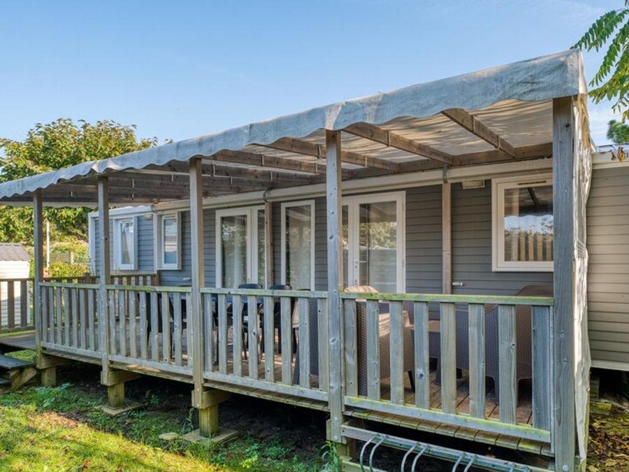 Camping Pas Cher vous présente avec son site Officiel campingpascher.fr, le Camping Les Sables Vignier Plage classé 2 étoiles, situé sur la commune de Saint Georges D'oléron dans le département Charente-maritime (Poitou Charentes) en France. Le camping Les Sables Vignier Plage, vous présente un hébergement de type mobil-home de 38 m² pour 6 personnes et télévision. Le camping Les Sables Vignier Plage vous propose du vendredi 25 septembre au vendredi 02 octobre 2026 pour 7 nuits à 531€. Cette location propose 58 dates différentes pour réserver votre séjour. Découvrez également les 20 autres gammes d'hébergements du camping. Les Avis clients pour le Camping Les Sables Vignier Plage sont excellents avec une note moyenne de 10 sur 10. Mer, Piscine extérieure, Animations familiales, Club enfants, Aire de jeux enfants, Cyclisme, Pétanque, Randonnée, Bar, Plats à emporter, Restaurant, Snack/Bar, Supermarché, Épicerie,... En savoir plus : cliquez-ICI.