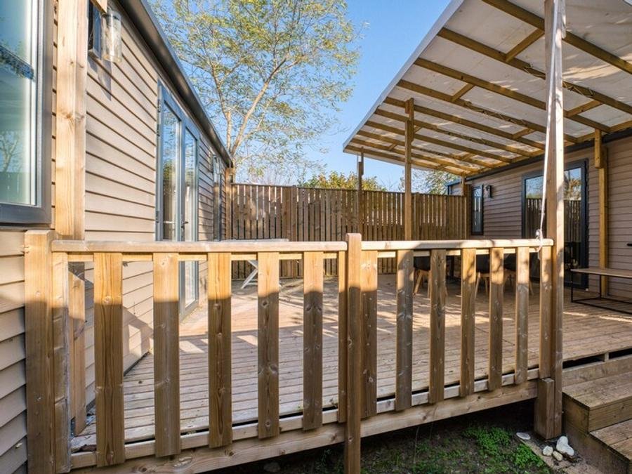 Camping Pas Cher vous présente avec son site Officiel campingpascher.fr, le Camping Les Sables Vignier Plage classé 2 étoiles, situé sur la commune de Saint Georges D'oléron dans le département Charente-maritime (Poitou Charentes) en France. Le camping Les Sables Vignier Plage vous propose un hébergement de type mobil-home de 56 m² (télévision). L'établissement vous propose 20 autres types d'hébergements. Découvrez tous nos séjours à petits prix dans la commune et aux alentours de Saint Georges D'oléron du département : Charente-maritime (Poitou Charentes). Les Avis clients pour le Camping Les Sables Vignier Plage sont excellents avec une note moyenne de 10 sur 10. Mer, Piscine extérieure, Animations familiales, Club enfants, Aire de jeux enfants, Cyclisme, Pétanque, Randonnée, Bar, Plats à emporter, Restaurant, Snack/Bar, Supermarché, Épicerie,... En savoir plus : cliquez-ICI.