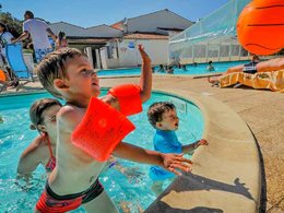 Camping Pas Cher vous présente avec son site Officiel campingpascher.fr, le Camping Les Sables Vignier Plage classé 3 étoiles, situé sur la commune de Saint Georges D'oléron dans le département Charente-maritime (Poitou Charentes) en France. Le camping Les Sables Vignier Plage vous propose un hébergement de type mobil-home de 28 m² (télévision). L'établissement vous propose 9 autres types d'hébergements. Découvrez tous nos séjours à petits prix dans la commune et aux alentours de Saint Georges D'oléron du département : Charente-maritime (Poitou Charentes). Les Avis clients pour le Camping Les Sables Vignier Plage sont excellents avec une note moyenne de 10 sur 10. Mer, Piscine couverte, Piscine extérieure, Animations familiales, Club enfants, Aire de jeux enfants, Baby-foot, Canoë-kayak, Centre équestre, Flipper, Ping-pong, Piscine, Pétanque, Randonnée, Salle de jeux vidéo, Surf, Terrain de football, Terrain multisports, Bar, Snack/Bar, Supermarché, Épicerie,... En savoir plus : cliquez-ICI.