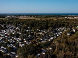 Camping Pas Cher vous présente avec son site Officiel campingpascher.fr, le Camping Siblu Mer Et Soleil - FunPass Inclus classé 5 étoiles, situé sur la commune de Saint Georges D'oléron dans le département Charente-maritime (Poitou Charentes) en France. Le camping Siblu Mer Et Soleil - FunPass Inclus, vous présente un hébergement de type mobil-home. Le camping Siblu Mer Et Soleil - FunPass Inclus vous proposeun séjour PAS CHER avec une REMISEdu sam. 12 septembre au sam. 19 septembre 2026, en promotion à -30% pour 7 nuits à 269,50 € au lieu de 385,0 € soit une Économie de 115,50 €. Cette location propose 62 dates différentes pour réserver votre séjour. Découvrez également les 6 autres gammes d'hébergements du camping. Les Avis clients pour le Camping Siblu Mer Et Soleil - FunPass Inclus sont excellents avec une note moyenne de 8 sur 10. Mer, Piscine couverte, Piscine extérieure, Animations familiales, Club ados, Club enfants, Canoë-kayak, Court de tennis, Golf, Ping-pong, Piscine, Pédalo, Pétanque, Salle de jeux vidéo, Terrain de football, Terrain multisports, Tir à l’arc, Bar, Restaurant, Épicerie,... En savoir plus : cliquez-ICI.