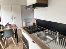 Camping Pas Cher vous présente avec son site Officiel campingpascher.fr, le Camping Siblu Mer Et Soleil - FunPass Inclus classé 5 étoiles, situé sur la commune de Saint Georges D'oléron dans le département Charente-maritime (Poitou Charentes) en France. Le camping Siblu Mer Et Soleil - FunPass Inclus, vous présente un hébergement de type mobil-home pour 4 personnes et télévision. Le camping Siblu Mer Et Soleil - FunPass Inclus vous propose du sam. 25 avril au sam. 02 mai 2026 pour 7 nuits à 581€. Cette location propose 9 dates différentes pour réserver votre séjour. Découvrez également les 5 autres gammes d'hébergements du camping. Les Avis clients pour le Camping Siblu Mer Et Soleil - FunPass Inclus sont excellents avec une note moyenne de 8 sur 10. Mer, Piscine couverte, Piscine extérieure, Animations familiales, Club ados, Club enfants, Canoë-kayak, Court de tennis, Golf, Ping-pong, Piscine, Pédalo, Pétanque, Salle de jeux vidéo, Terrain de football, Terrain multisports, Tir à l’arc, Bar, Restaurant, Épicerie,... En savoir plus : cliquez-ICI.