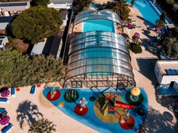 Camping Pas Cher vous présente avec son site Officiel campingpascher.fr, le Camping Siblu Mer Et Soleil - FunPass Inclus classé 5 étoiles, situé sur la commune de Saint Georges D'oléron dans le département Charente-maritime (Poitou Charentes) en France. Le camping Siblu Mer Et Soleil - FunPass Inclus, vous présente un hébergement de type mobil-home de 36 m². Le camping Siblu Mer Et Soleil - FunPass Inclus vous propose du sam. 25 avril au sam. 02 mai 2026 pour 7 nuits à 637€. Cette location propose 9 dates différentes pour réserver votre séjour. Découvrez également les 5 autres gammes d'hébergements du camping. Les Avis clients pour le Camping Siblu Mer Et Soleil - FunPass Inclus sont excellents avec une note moyenne de 8 sur 10. Mer, Piscine couverte, Piscine extérieure, Animations familiales, Club ados, Club enfants, Canoë-kayak, Court de tennis, Golf, Ping-pong, Piscine, Pédalo, Pétanque, Salle de jeux vidéo, Terrain de football, Terrain multisports, Tir à l’arc, Bar, Restaurant, Épicerie,... En savoir plus : cliquez-ICI.