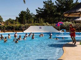 Camping Pas Cher vous présente avec son site Officiel campingpascher.fr, le Camping Siblu Mer Et Soleil - FunPass Inclus classé 5 étoiles, situé sur la commune de Saint Georges D'oléron dans le département Charente-maritime (Poitou Charentes) en France. Le camping Siblu Mer Et Soleil - FunPass Inclus, vous présente un hébergement de type mobil-home pour 6 personnes. Le camping Siblu Mer Et Soleil - FunPass Inclus vous propose du sam. 25 avril au sam. 02 mai 2026 pour 7 nuits à 581€. Cette location propose 9 dates différentes pour réserver votre séjour. Découvrez également les 5 autres gammes d'hébergements du camping. Les Avis clients pour le Camping Siblu Mer Et Soleil - FunPass Inclus sont excellents avec une note moyenne de 8 sur 10. Mer, Piscine couverte, Piscine extérieure, Animations familiales, Club ados, Club enfants, Canoë-kayak, Court de tennis, Golf, Ping-pong, Piscine, Pédalo, Pétanque, Salle de jeux vidéo, Terrain de football, Terrain multisports, Tir à l’arc, Bar, Restaurant, Épicerie,... En savoir plus : cliquez-ICI.