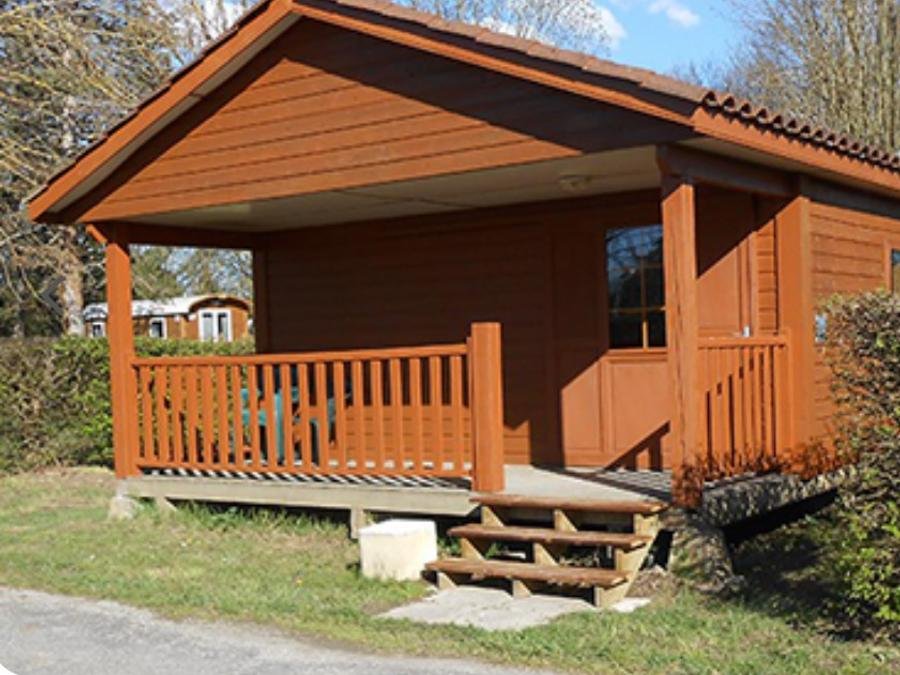Camping Pas Cher vous présente avec son site Officiel campingpascher.fr, le Camping Le Nid Du Parc classé 4 étoiles, situé sur la commune de Villars Les Dombes dans le département Ain (Rhône Alpes) en France. Le camping Le Nid Du Parc vous propose un hébergement de type chalet de 24 m² pour 2 personnes. L'établissement vous propose 8 autres types d'hébergements. Découvrez tous nos séjours à petits prix dans la commune et aux alentours de Villars Les Dombes du département : Ain (Rhône Alpes). Les Avis clients pour le Camping Le Nid Du Parc sont excellents avec une note moyenne de 8 sur 10. Rivière, Piscine extérieure, Animation enfants, Animations familiales, Aire de jeux enfants, Baby-foot, Canoë-kayak, Centre équestre, Court de tennis, Golf, Ping-pong, Pétanque, Terrain de badminton, Boulangerie, Bureau de tabac, Dépôt de pain, Supermarché,... En savoir plus : cliquez-ICI.