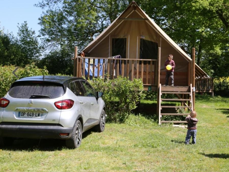 Camping Pas Cher vous présente avec son site Officiel campingpascher.fr, le Camping Le Nid Du Parc classé 4 étoiles, situé sur la commune de Villars Les Dombes dans le département Ain (Rhône Alpes) en France. Le camping Le Nid Du Parc vous propose un hébergement de type tente en toile et bois de 20 m² pour 2 personnes. L'établissement vous propose 8 autres types d'hébergements. Découvrez tous nos séjours à petits prix dans la commune et aux alentours de Villars Les Dombes du département : Ain (Rhône Alpes). Les Avis clients pour le Camping Le Nid Du Parc sont excellents avec une note moyenne de 8 sur 10. Rivière, Piscine extérieure, Animation enfants, Animations familiales, Aire de jeux enfants, Baby-foot, Canoë-kayak, Centre équestre, Court de tennis, Golf, Ping-pong, Pétanque, Terrain de badminton, Boulangerie, Bureau de tabac, Dépôt de pain, Supermarché,... En savoir plus : cliquez-ICI.