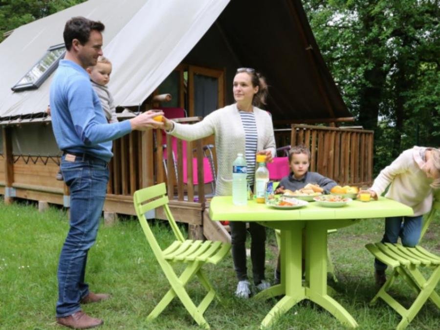 Camping Pas Cher vous présente avec son site Officiel campingpascher.fr, le Camping Le Nid Du Parc classé 4 étoiles, situé sur la commune de Villars Les Dombes dans le département Ain (Rhône Alpes) en France. Le camping Le Nid Du Parc vous propose un hébergement de type tente en toile et bois de 25 m² pour 2 personnes. L'établissement vous propose 8 autres types d'hébergements. Découvrez tous nos séjours à petits prix dans la commune et aux alentours de Villars Les Dombes du département : Ain (Rhône Alpes). Les Avis clients pour le Camping Le Nid Du Parc sont excellents avec une note moyenne de 8 sur 10. Rivière, Piscine extérieure, Animation enfants, Animations familiales, Aire de jeux enfants, Baby-foot, Canoë-kayak, Centre équestre, Court de tennis, Golf, Ping-pong, Pétanque, Terrain de badminton, Boulangerie, Bureau de tabac, Dépôt de pain, Supermarché,... En savoir plus : cliquez-ICI.
