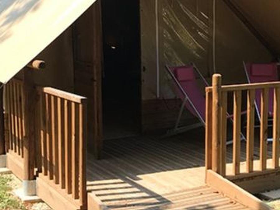 Camping Pas Cher vous présente avec son site Officiel campingpascher.fr, le Camping Le Nid Du Parc classé 4 étoiles, situé sur la commune de Villars Les Dombes dans le département Ain (Rhône Alpes) en France. Le camping Le Nid Du Parc, vous présente un hébergement de type tente en toile et bois de 20 m². Le camping Le Nid Du Parc vous propose du vendredi 14 août au vendredi 21 août 2026, en promotion à -9% pour 7 nuits à 463,05 € au lieu de 514,5 € soit une Économie de 51,45 €. Cette location propose 102 dates différentes pour réserver votre séjour. Découvrez également les 8 autres gammes d'hébergements du camping. Les Avis clients pour le Camping Le Nid Du Parc sont excellents avec une note moyenne de 8 sur 10. Rivière, Piscine extérieure, Animation enfants, Animations familiales, Aire de jeux enfants, Baby-foot, Canoë-kayak, Centre équestre, Court de tennis, Golf, Ping-pong, Pétanque, Terrain de badminton, Boulangerie, Bureau de tabac, Dépôt de pain, Supermarché,... En savoir plus : cliquez-ICI.