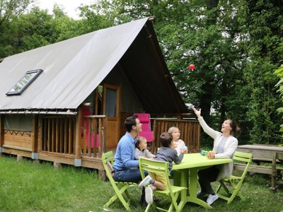 Cliquez pour découvrir toutes les photos de l'HÉBERGEMENT ! tente en toile et bois - Le Nid Du Parc photo 9