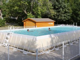 Camping Pas Cher vous présente avec son site Officiel campingpascher.fr, le Camping Le Nid Du Parc classé 4 étoiles, situé sur la commune de Villars Les Dombes dans le département Ain (Rhône Alpes) en France. Le camping Le Nid Du Parc vous propose un hébergement de type tente en toile et bois de 25 m² pour 2 personnes. L'établissement vous propose 8 autres types d'hébergements. Découvrez tous nos séjours à petits prix dans la commune et aux alentours de Villars Les Dombes du département : Ain (Rhône Alpes). Les Avis clients pour le Camping Le Nid Du Parc sont excellents avec une note moyenne de 8 sur 10. Rivière, Piscine extérieure, Animation enfants, Animations familiales, Aire de jeux enfants, Baby-foot, Canoë-kayak, Centre équestre, Court de tennis, Golf, Ping-pong, Pétanque, Terrain de badminton, Boulangerie, Bureau de tabac, Dépôt de pain, Supermarché,... En savoir plus : cliquez-ICI.