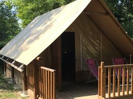 Camping Pas Cher vous présente avec son site Officiel campingpascher.fr, le Camping Le Nid Du Parc classé 4 étoiles, situé sur la commune de Villars Les Dombes dans le département Ain (Rhône Alpes) en France. Le camping Le Nid Du Parc, vous présente un hébergement de type tente en toile et bois de 20 m². Le camping Le Nid Du Parc vous propose du vendredi 03 avril au vendredi 10 avril 2026 pour 7 nuits à 514.5€. Cette location propose 207 dates différentes pour réserver votre séjour. Découvrez également les 8 autres gammes d'hébergements du camping. Les Avis clients pour le Camping Le Nid Du Parc sont excellents avec une note moyenne de 8 sur 10. Rivière, Piscine extérieure, Animation enfants, Animations familiales, Aire de jeux enfants, Baby-foot, Canoë-kayak, Centre équestre, Court de tennis, Golf, Ping-pong, Pétanque, Terrain de badminton, Boulangerie, Bureau de tabac, Dépôt de pain, Supermarché,... En savoir plus : cliquez-ICI.