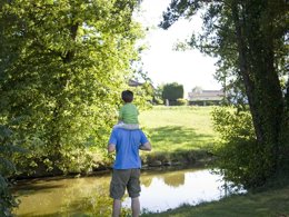 Camping Pas Cher vous présente avec son site Officiel campingpascher.fr, le Camping Le Nid Du Parc classé 4 étoiles, situé sur la commune de Villars Les Dombes dans le département Ain (Rhône Alpes) en France. Le camping Le Nid Du Parc, vous présente un hébergement de type hébergement insolite de 18 m² pour 2 personnes. Le camping Le Nid Du Parc vous propose du vendredi 03 avril au vendredi 10 avril 2026 pour 7 nuits à 637€. Cette location propose 207 dates différentes pour réserver votre séjour. Découvrez également les 8 autres gammes d'hébergements du camping. Les Avis clients pour le Camping Le Nid Du Parc sont excellents avec une note moyenne de 8 sur 10. Rivière, Piscine extérieure, Animation enfants, Animations familiales, Aire de jeux enfants, Baby-foot, Canoë-kayak, Centre équestre, Court de tennis, Golf, Ping-pong, Pétanque, Terrain de badminton, Boulangerie, Bureau de tabac, Dépôt de pain, Supermarché,... En savoir plus : cliquez-ICI.