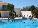 Camping Pas Cher vous présente avec son site Officiel campingpascher.fr, le Camping Barataud classé 3 étoiles, situé sur la commune de Saint Denis D'oléron dans le département Charente-maritime (Poitou Charentes) en France. Le camping Barataud, vous présente un hébergement de type mobil-home de 31 m² et télévision. Le camping Barataud vous propose du dimanche 13 septembre au dimanche 20 septembre 2026 pour 7 nuits à 450€. Cette location propose 63 dates différentes pour réserver votre séjour. Découvrez également les 6 autres gammes d'hébergements du camping. Les Avis clients pour le Camping Barataud sont de 7 sur 10. Piscine couverte, Piscine extérieure, Aire de jeux enfants, Ping-pong, Pétanque, Randonnée, Boulangerie, Station-service, Supermarché,... En savoir plus : cliquez-ICI.