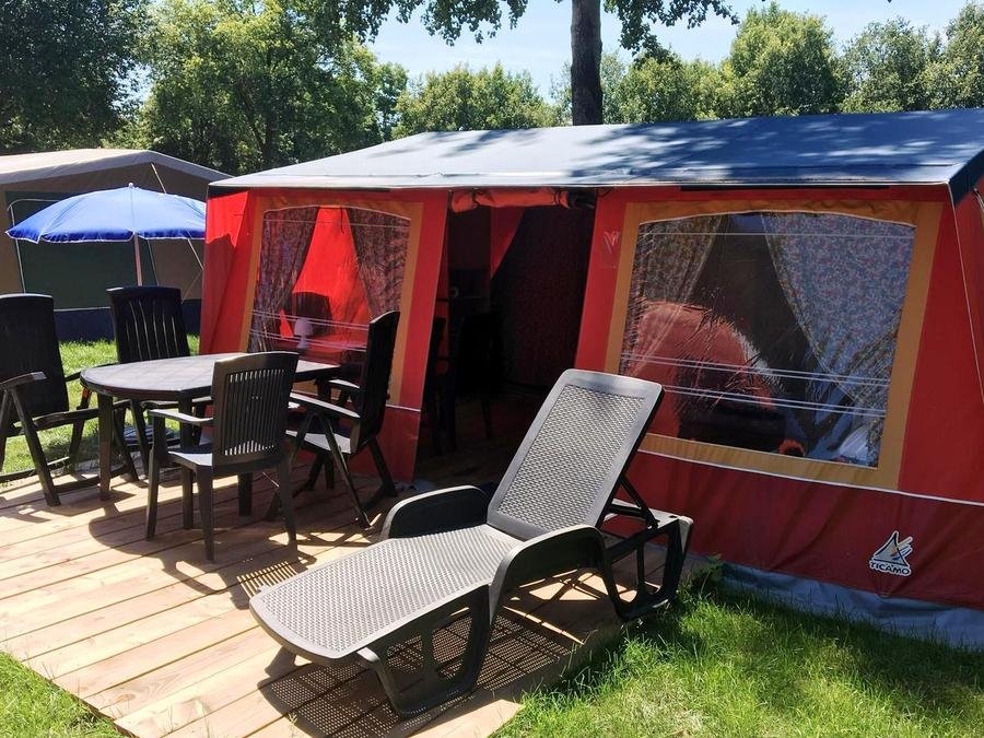 Camping Pas Cher vous présente avec son site Officiel campingpascher.fr, le Camping La Perle classé 3 étoiles, situé sur la commune de Saint Medard La Rochette dans le département Creuse (Limousin) en France. Le camping La Perle, vous présente un hébergement de type tente de 25 m² pour 4 personnes. Le camping La Perle vous propose du vendredi 05 juin au vendredi 12 juin 2026 avec un DÉPART DEMAIN pour 7 nuits à 413€. Cette location propose 87 dates différentes pour réserver votre séjour. Découvrez également les 10 autres gammes d'hébergements du camping. Les Avis clients pour le Camping La Perle sont excellents avec une note moyenne de 9 sur 10. Piscine extérieure, Animations familiales, Aire de jeux enfants, Canoë-kayak, Court de tennis, Golf, Pétanque, Bar, Dépôt de pain, Snack/Bar,... En savoir plus : cliquez-ICI.