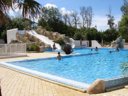 Camping Pas Cher vous présente avec son site Officiel campingpascher.fr, le Camping Le Phare Ouest classé 3 étoiles, situé sur la commune de Saint Denis D'oléron dans le département Charente-maritime (Poitou Charentes) en France. Le camping Le Phare Ouest, vous présente un hébergement de type chalet de 27 m² pour 4 personnes. Le camping Le Phare Ouest vous propose du mardi 08 septembre au mardi 15 septembre 2026 pour 7 nuits à 370€. Cette location propose 19 dates différentes pour réserver votre séjour. Découvrez également les 10 autres gammes d'hébergements du camping. Les Avis clients pour le Camping Le Phare Ouest sont de 7 sur 10. Mer, Piscine extérieure, Aire de jeux enfants, Canoë-kayak, Cyclisme, Jet-ski, Location de bateaux, Paddle, Planche à voile, Plongée, Pétanque, Randonnée, Structure gonflable enfants, Surf, Terrain multisports, Trampoline, Boulangerie, Bureau de tabac, Station-service, Supermarché, Épicerie,... En savoir plus : cliquez-ICI.