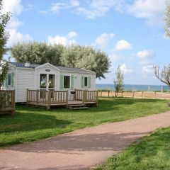 Camping Pas Cher vous présente avec son site Officiel campingpascher.fr, le Camping Le Phare Ouest classé 3 étoiles, situé sur la commune de Saint Denis D'oléron dans le département Charente-maritime (Poitou Charentes) en France. Le camping Le Phare Ouest vous propose un hébergement de type mobil-home de 28 m² pour 3 personnes. L'établissement vous propose 4 autres types d'hébergements. Découvrez tous nos séjours à petits prix dans la commune et aux alentours de Saint Denis D'oléron du département : Charente-maritime (Poitou Charentes). Les Avis clients pour le Camping Le Phare Ouest sont de 7 sur 10. Mer, Piscine extérieure, Aire de jeux enfants, Canoë-kayak, Cyclisme, Jet-ski, Location de bateaux, Paddle, Planche à voile, Plongée, Pétanque, Randonnée, Structure gonflable enfants, Surf, Terrain multisports, Trampoline, Boulangerie, Bureau de tabac, Station-service, Supermarché, Épicerie,... En savoir plus : cliquez-ICI.