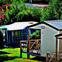 Camping Pas Cher vous présente avec son site Officiel campingpascher.fr, le Camping Le Phare Ouest classé 3 étoiles, situé sur la commune de Saint Denis D'oléron dans le département Charente-maritime (Poitou Charentes) en France. Le camping Le Phare Ouest vous propose un hébergement de type mobil-home de 26 m² pour 3 personnes. L'établissement vous propose 7 autres types d'hébergements. Découvrez tous nos séjours à petits prix dans la commune et aux alentours de Saint Denis D'oléron du département : Charente-maritime (Poitou Charentes). Les Avis clients pour le Camping Le Phare Ouest sont de 7 sur 10. Mer, Piscine extérieure, Aire de jeux enfants, Canoë-kayak, Cyclisme, Jet-ski, Location de bateaux, Paddle, Planche à voile, Plongée, Pétanque, Randonnée, Structure gonflable enfants, Surf, Terrain multisports, Trampoline, Boulangerie, Bureau de tabac, Station-service, Supermarché, Épicerie,... En savoir plus : cliquez-ICI.