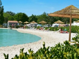 Camping Pas Cher vous présente avec son site Officiel campingpascher.fr, le Camping 2 Plages Et Océan classé 3 étoiles, situé sur la commune de Chatelaillon Plage dans le département Charente-maritime (Poitou-charentes) en France. Le camping 2 Plages Et Océan vous propose un hébergement de type mobil-home de 26 m². L'établissement vous propose 4 autres types d'hébergements. Découvrez tous nos séjours à petits prix dans la commune et aux alentours de Chatelaillon Plage du département : Charente-maritime (Poitou-charentes). Les Avis clients pour le Camping 2 Plages Et Océan sont de 7 sur 10. Lagon, Animations familiales, Aire de jeux enfants, Baby-foot, Ping-pong, Piscine, Pétanque, Salle de jeux vidéo, Structure gonflable enfants, Terrain de beach-volley, Trampoline,... En savoir plus : cliquez-ICI.