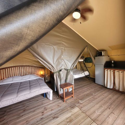 Cliquez pour découvrir toutes les photos de l'HÉBERGEMENT ! tente toile et bois - Des Papillons photo 3