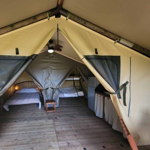 Cliquez pour découvrir toutes les photos de l'HÉBERGEMENT ! tente toile et bois - Des Papillons photo 5