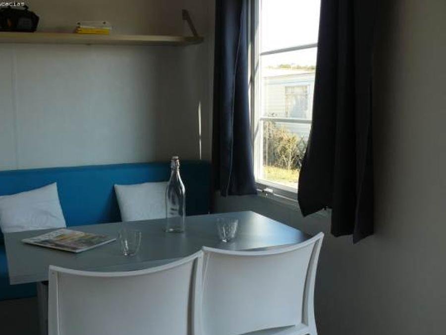 Camping Pas Cher vous présente avec son site Officiel campingpascher.fr, le Camping Les Acacias classé 2 étoiles, situé sur la commune de Rivedoux Plage dans le département Charente-maritime (Poitou Charentes) en France. Le camping Les Acacias vous propose un hébergement de type mobil-home de 20 m² (télévision). L'établissement vous propose 3 autres types d'hébergements. Découvrez tous nos séjours à petits prix dans la commune et aux alentours de Rivedoux Plage du département : Charente-maritime (Poitou Charentes). Les Avis clients pour le Camping Les Acacias sont excellents avec une note moyenne de 8 sur 10. Mer, Aire de jeux enfants, Centre équestre, Cyclisme, Ping-pong, Planche à voile, Pétanque, kiteSurf,... En savoir plus : cliquez-ICI.