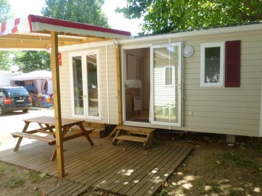 Camping Pas Cher vous présente avec son site Officiel campingpascher.fr, le Camping Les Acacias classé 2 étoiles, situé sur la commune de Rivedoux Plage dans le département Charente-maritime (Poitou Charentes) en France. Le camping Les Acacias vous propose un hébergement de type mobil-home de 28 m² (télévision). L'établissement vous propose 3 autres types d'hébergements. Découvrez tous nos séjours à petits prix dans la commune et aux alentours de Rivedoux Plage du département : Charente-maritime (Poitou Charentes). Les Avis clients pour le Camping Les Acacias sont excellents avec une note moyenne de 8 sur 10. Mer, Aire de jeux enfants, Centre équestre, Cyclisme, Ping-pong, Planche à voile, Pétanque, kiteSurf,... En savoir plus : cliquez-ICI.