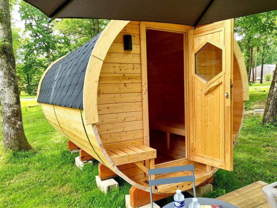 Camping Pas Cher vous présente avec son site Officiel campingpascher.fr, le Camping De Charlieu classé 3 étoiles, situé sur la commune de Charlieu dans le département Loire (Rhône Alpes) en France. Le camping De Charlieu, vous présente un hébergement de type tente en toile et bois de 7 m² pour 1 personne. Le camping De Charlieu vous propose du lundi 14 septembre au lundi 21 septembre 2026, en promotion à -10% pour 7 nuits à 220,50 € au lieu de 245,0 € soit une Économie de 24,50 €. Cette location propose 66 dates différentes pour réserver votre séjour. Découvrez également les 7 autres gammes d'hébergements du camping. Les Avis clients pour le Camping De Charlieu sont excellents avec une note moyenne de 10 sur 10. Piscine extérieure, Animations familiales, Aire de jeux enfants, Baby-foot, Court de tennis, Ping-pong, Structure gonflable enfants, Plats à emporter, Snack/Bar,... En savoir plus : cliquez-ICI.